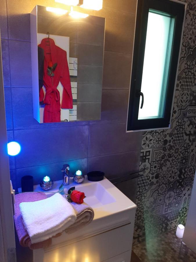 Un Sejour Romantique En Couple Avec Jacuzzi Prive Chromotherapie Jardin Maison Privee Ychoux Ngoại thất bức ảnh