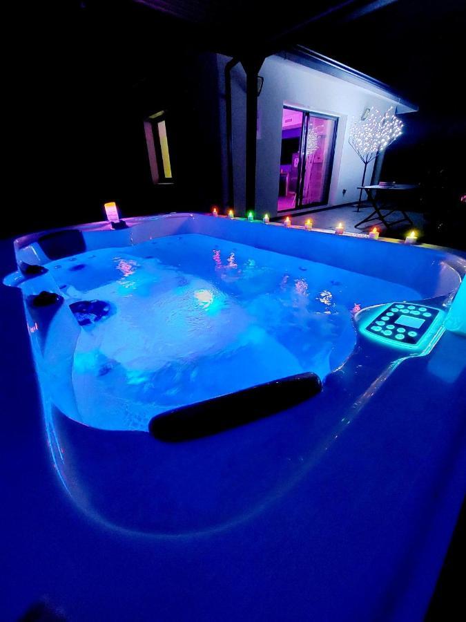 Un Sejour Romantique En Couple Avec Jacuzzi Prive Chromotherapie Jardin Maison Privee Ychoux Ngoại thất bức ảnh
