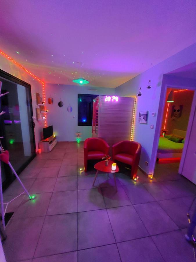 Un Sejour Romantique En Couple Avec Jacuzzi Prive Chromotherapie Jardin Maison Privee Ychoux Ngoại thất bức ảnh