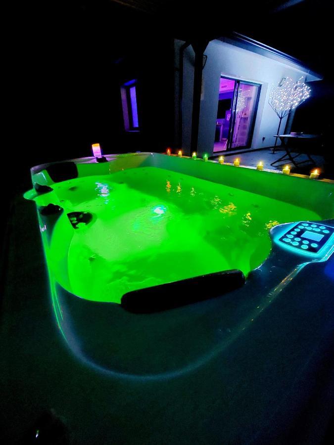 Un Sejour Romantique En Couple Avec Jacuzzi Prive Chromotherapie Jardin Maison Privee Ychoux Ngoại thất bức ảnh