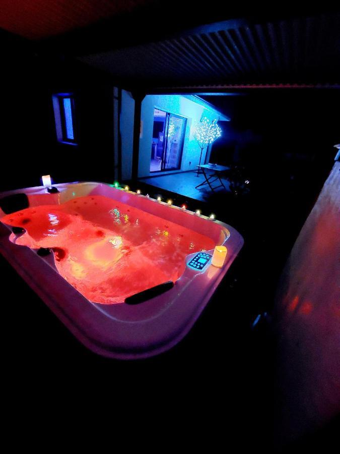 Un Sejour Romantique En Couple Avec Jacuzzi Prive Chromotherapie Jardin Maison Privee Ychoux Ngoại thất bức ảnh
